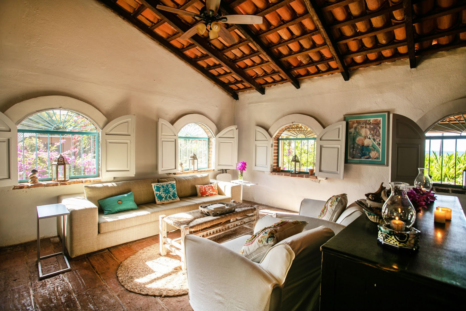 Villa Serendipity: sala de estar con techo de teja, ventanales de arco y sofás