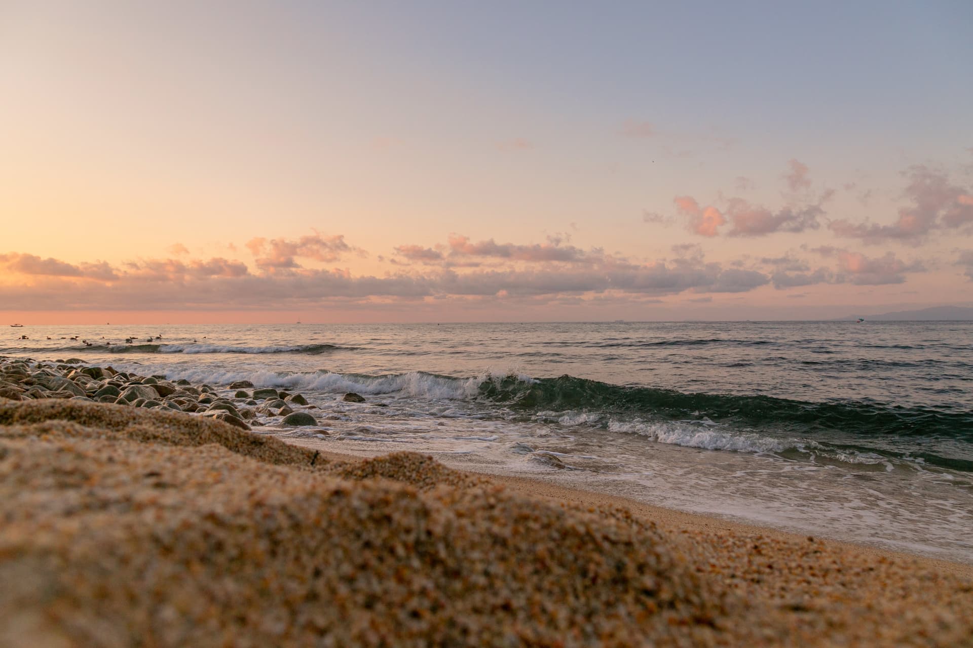 Amanecer sobre las olas de la Bahía de Banderas