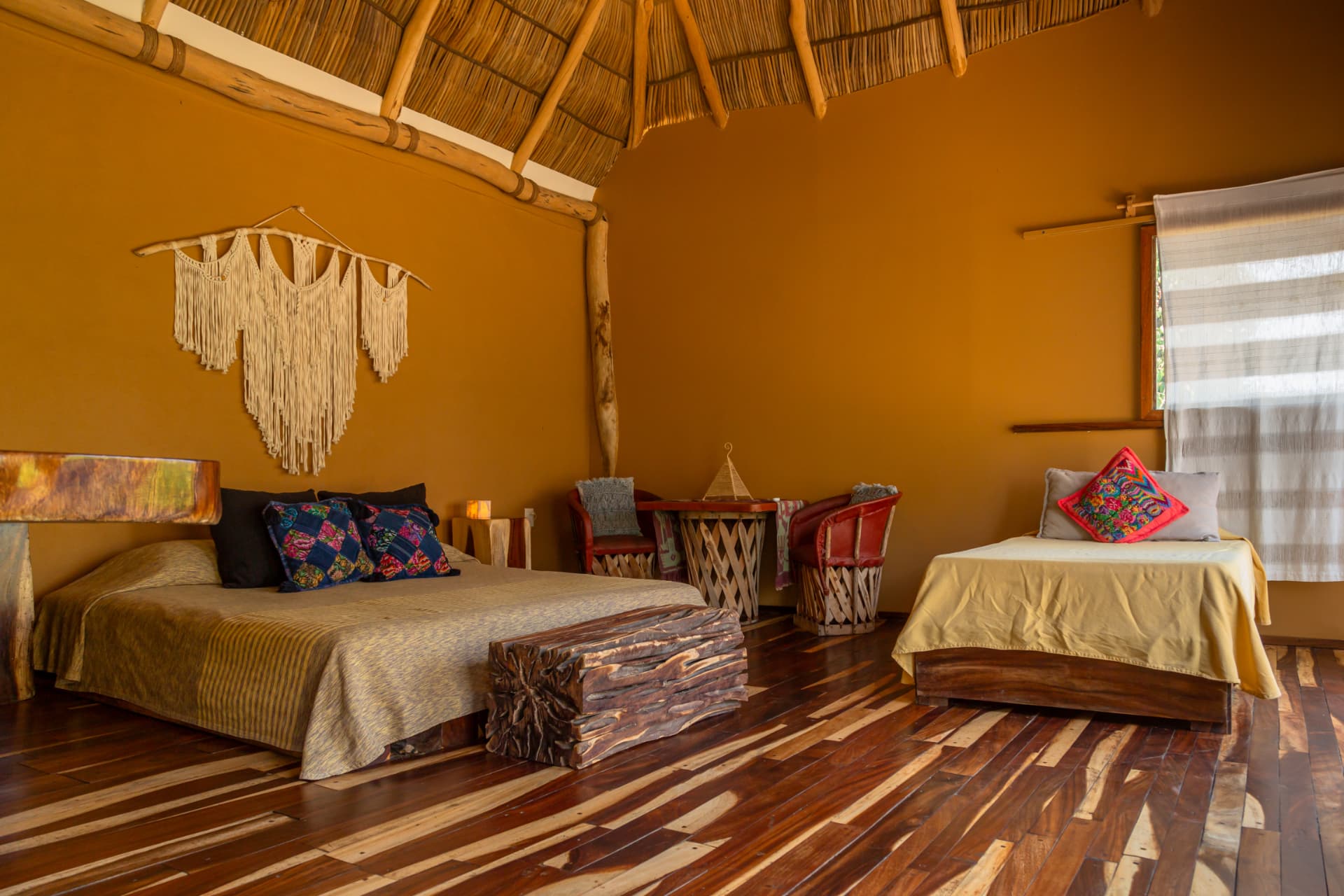 Triple Room con cama King, cama individual, macramé y techo de palma