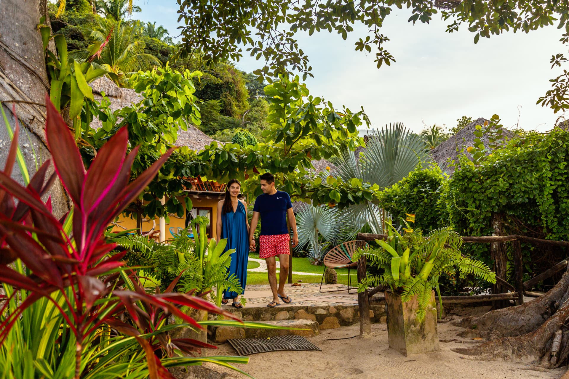Pareja caminando por la playa de Quimixto