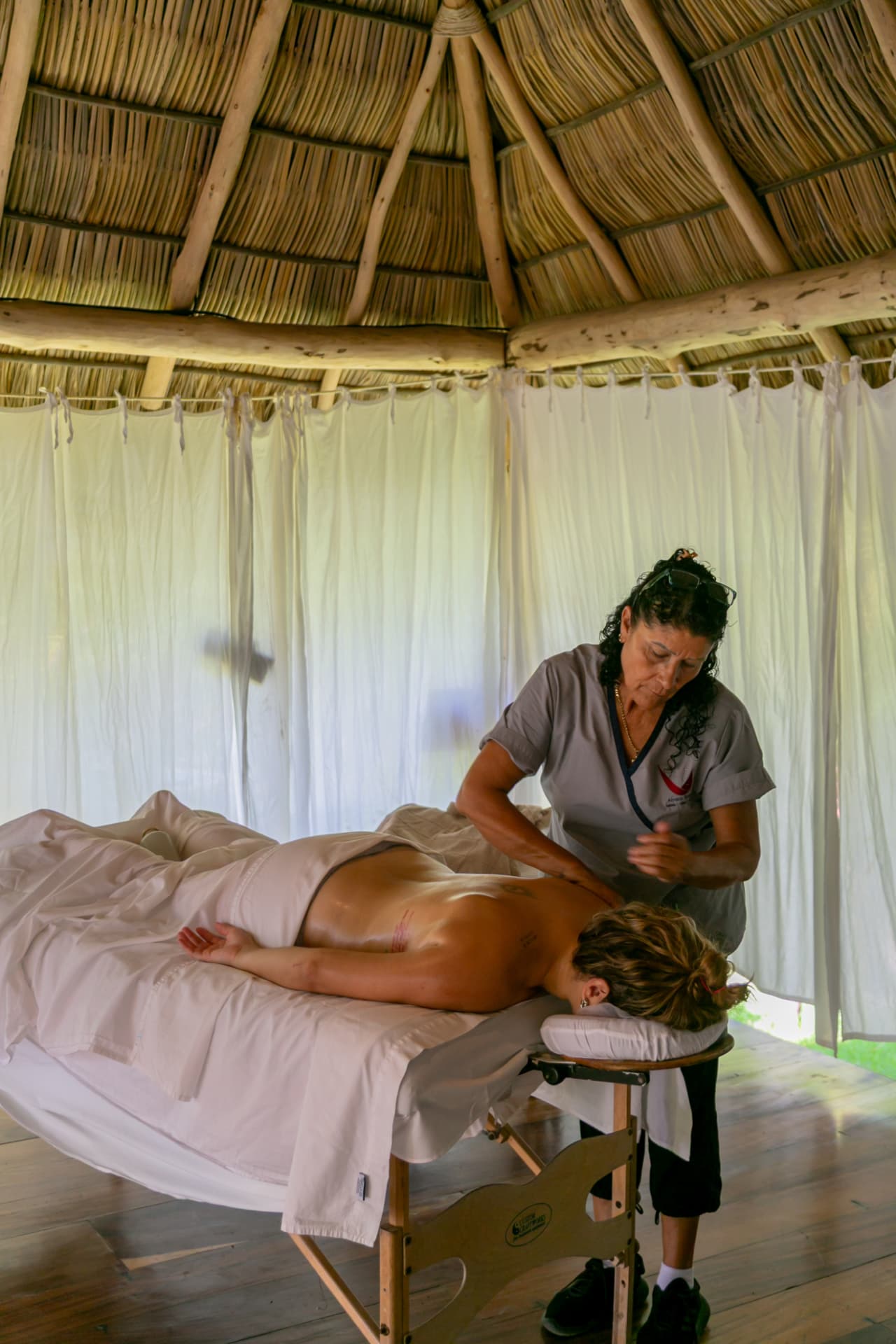 Masaje relajante en el spa de Amaca Beach Retreat