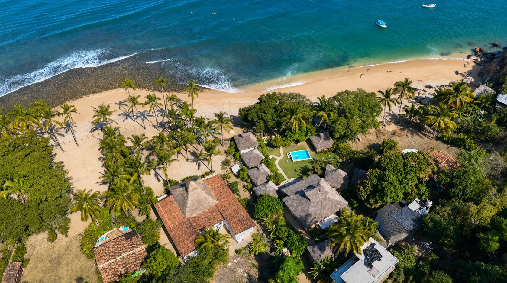 Vista aérea de Amaca Beach Retreat frente a la playa y el mar de Quimixto