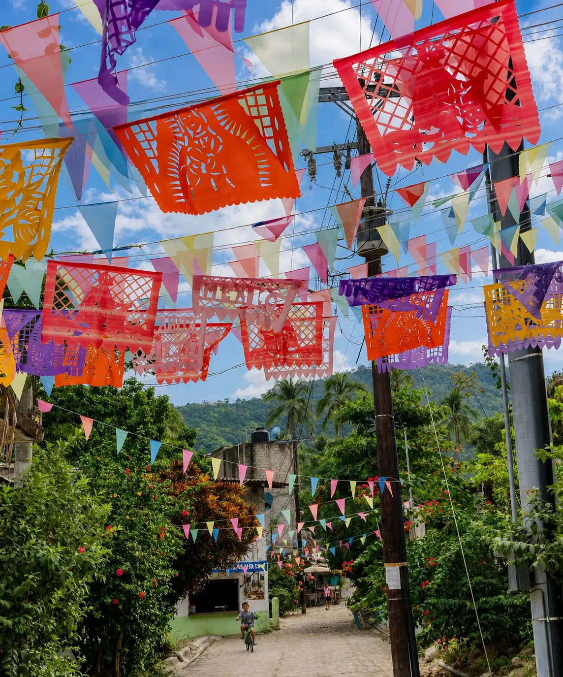 Calle empedrada de Quimixto decorada con papel picado