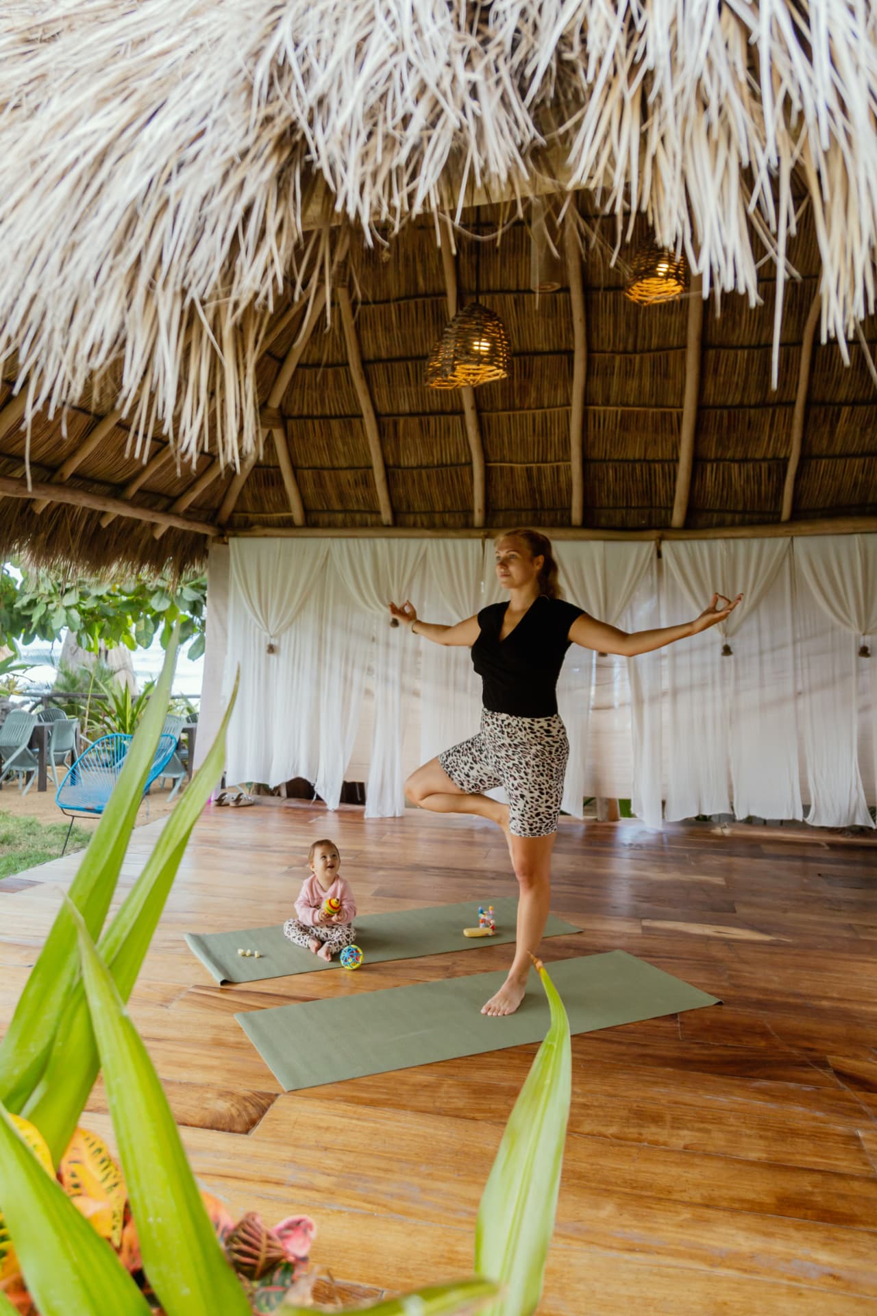 Práctica de yoga frente al mar en Quimixto