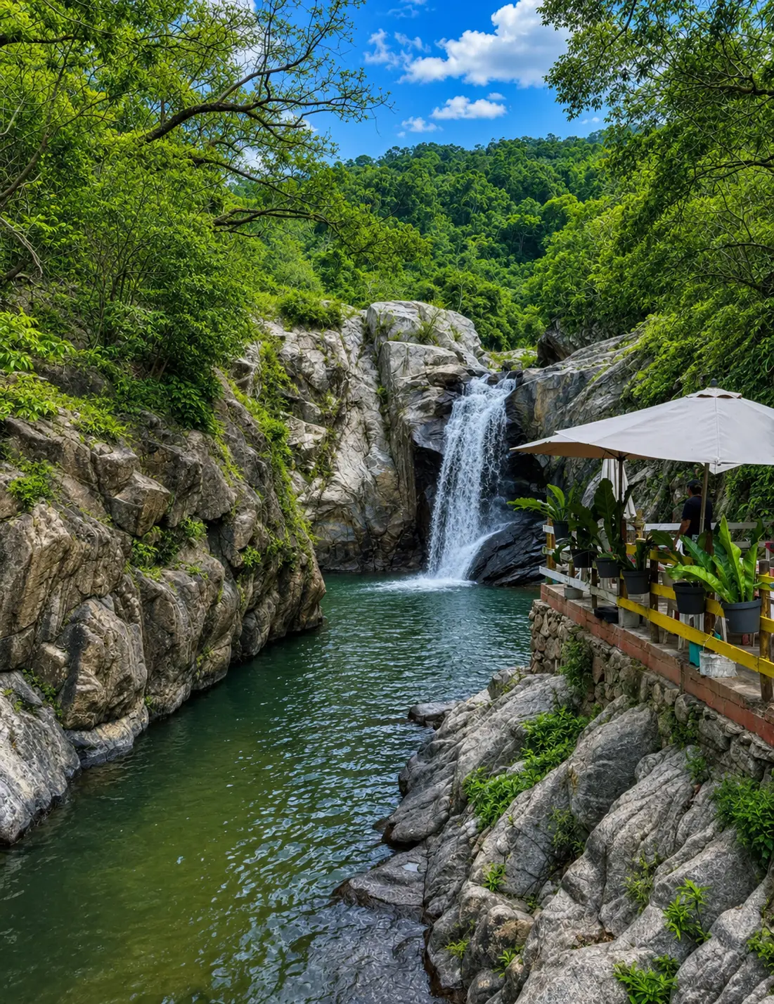 Cascada de Quimixto cayendo en una poza rodeada de selva, al sur de Puerto Vallarta