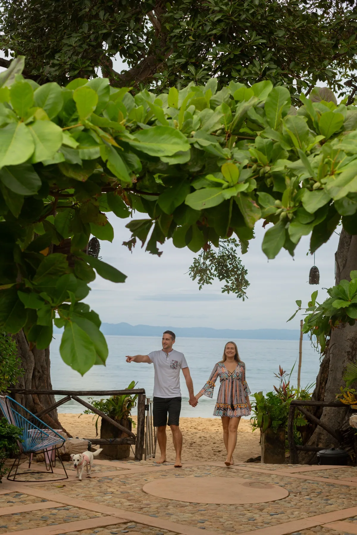 Couple walking from Amaca Beach toward the sea
