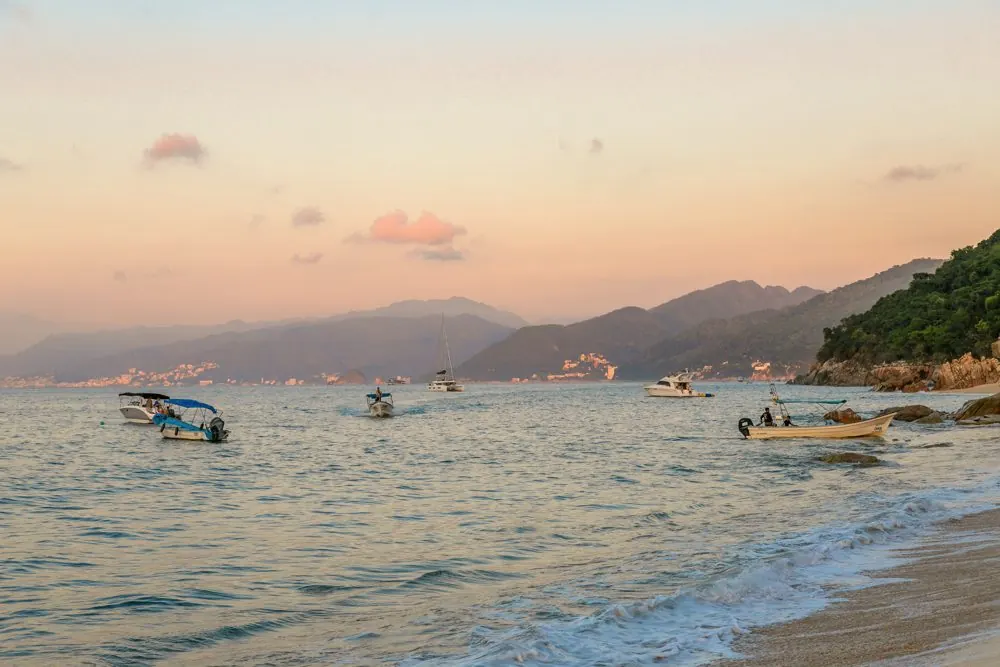 Atardecer dorado sobre la bahía en Quimixto