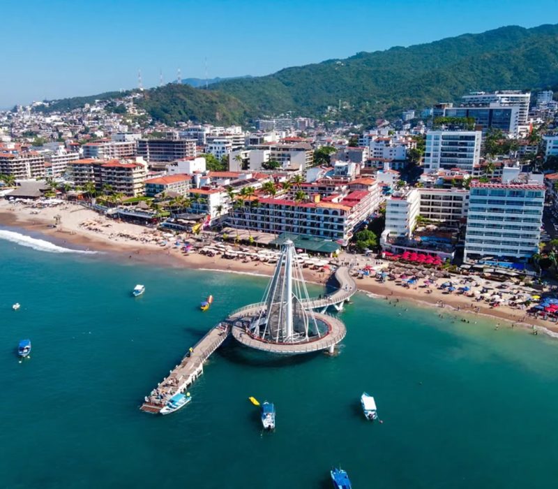 Vista aérea panorámica del malecón de Puerto Vallarta con el mar y la costa de fondo.