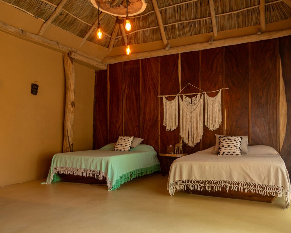 Habitación Deluxe con dos camas Full Size de diseño eco-chic en Amaca Beach Retreat, Quimixto.